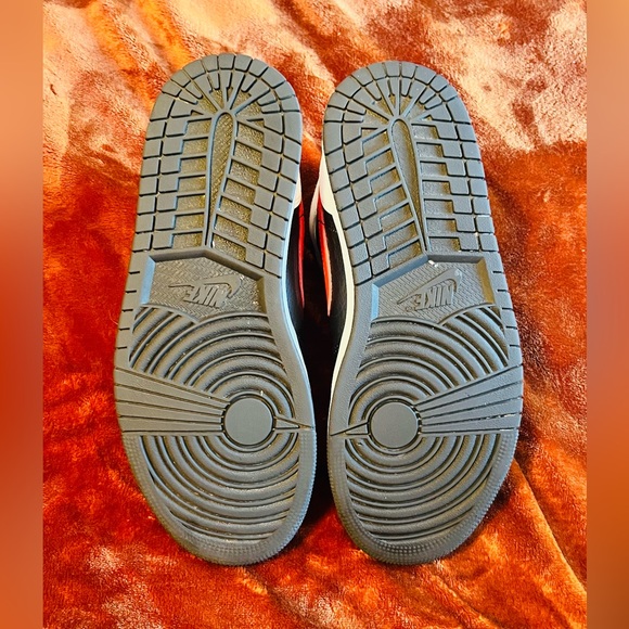 Jordan 1 Mid
Black Chile Red White, Size 8 - Picture 5 of 6